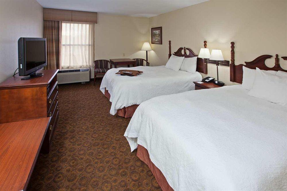 Hampton Inn Dickson Bagian luar foto