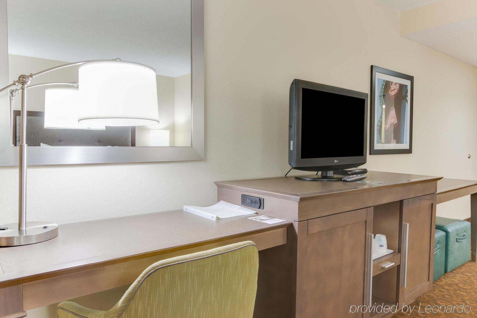 Hampton Inn Dickson Bagian luar foto